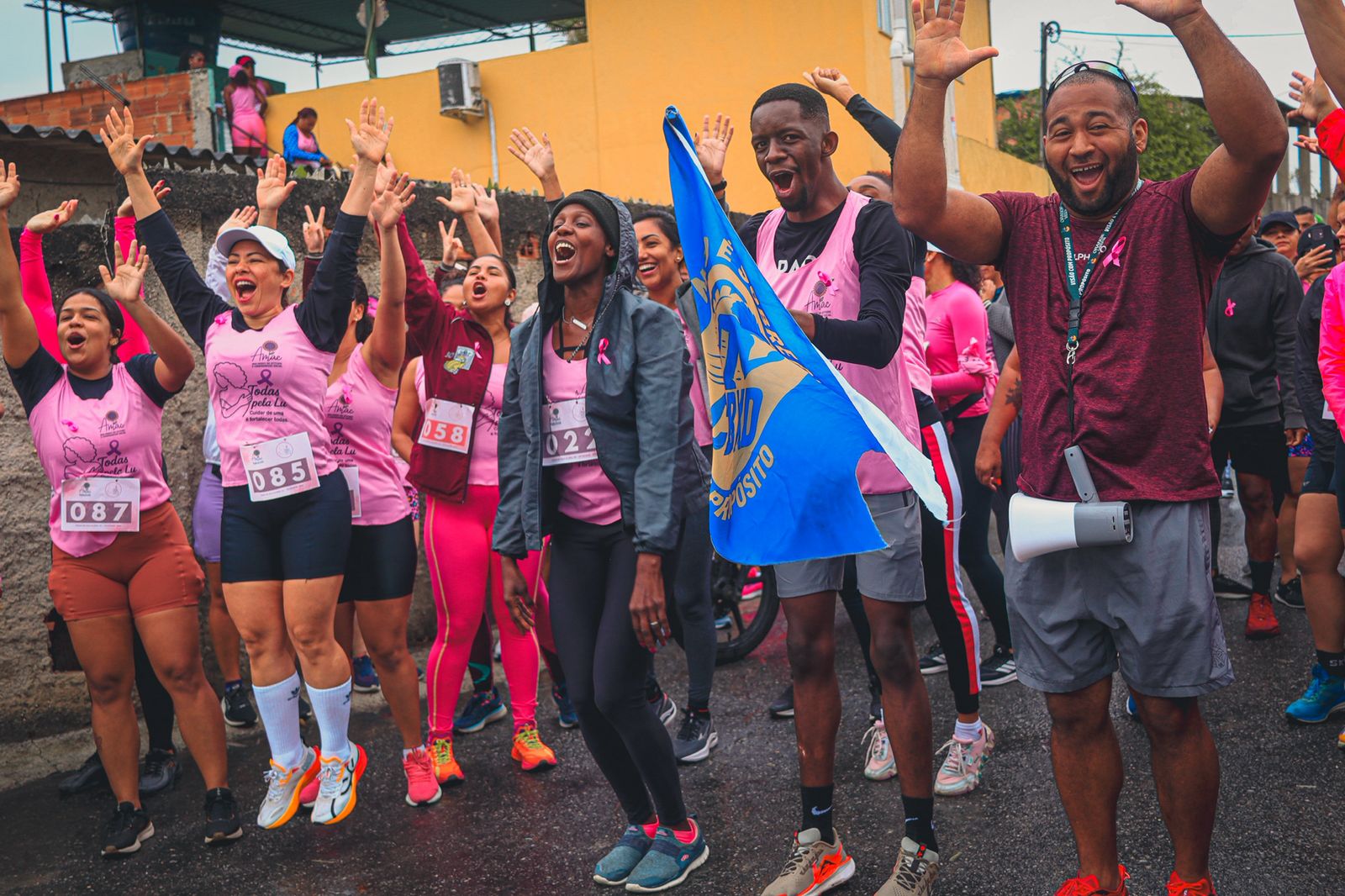 Corredores celebrando juntos com as mãos levantadas