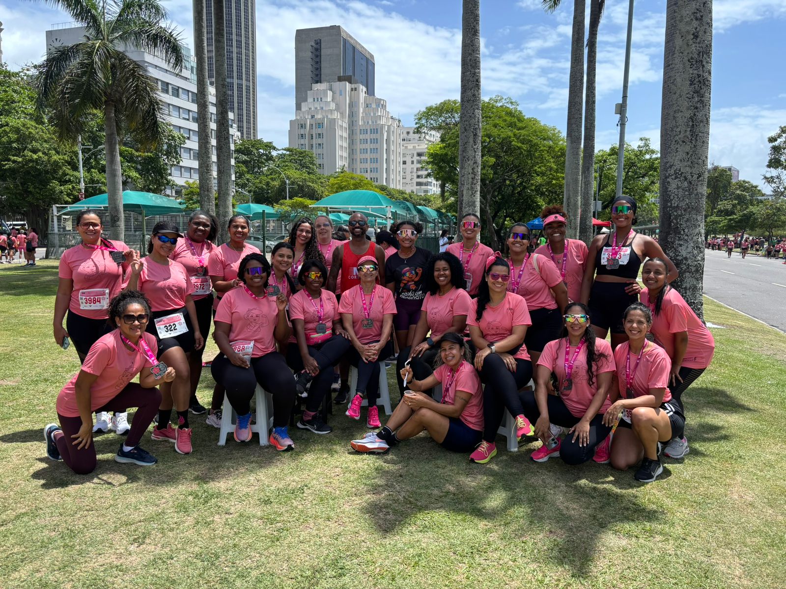 Equipe de corrida reunida ao ar livre após uma prova
